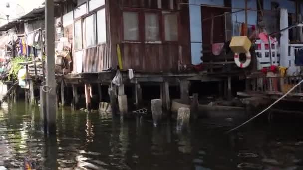 Uma Casa Muito Antiga Desgastada Nos Fundos Bangkok Parte Pobre — Vídeo de Stock