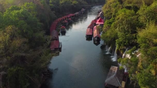 Drone Shot Latający Nad Rzeką Tajlandii Środku Dżungli Wodospadami Urokliwą — Wideo stockowe