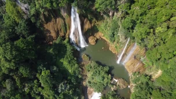 一架令人惊奇的无人驾驶飞机从Thi Su瀑布起飞 从上方俯瞰 停在泰国北部的丛林中深处 位于东南亚的Umphang地区 — 图库视频影像