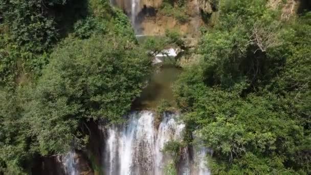 在位于热带雨林深处的太罗苏瀑布的一个较小的瀑布上 有一架无人驾驶飞机在东南亚的南昌地区 在泰国北部被打坏的跑道外飞行 — 图库视频影像