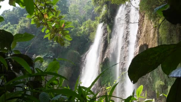 在晴朗的蓝天里 位于泰国北部延坪市丛林中深处的泰罗苏瀑布的惊人照片 — 图库视频影像