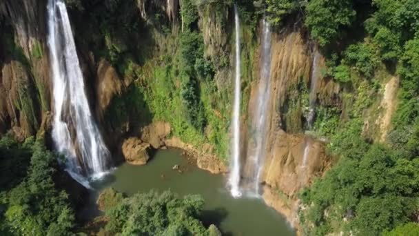 Stunning Drone Shot Tropical Thi Waterfall Located Beaten Track Backpackers — Stock Video