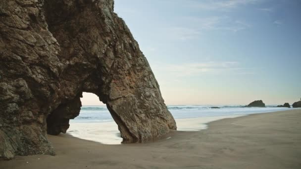 Lisbon Beach Dramatic Portugal Coast Arch Rock Formation Beautiful Coastal — Stok video