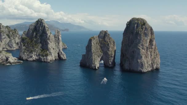 Capri Kıyısındaki Ünlü Faraglioni Deniz Yığınlarının Ikonik Görüntüsü — Stok video