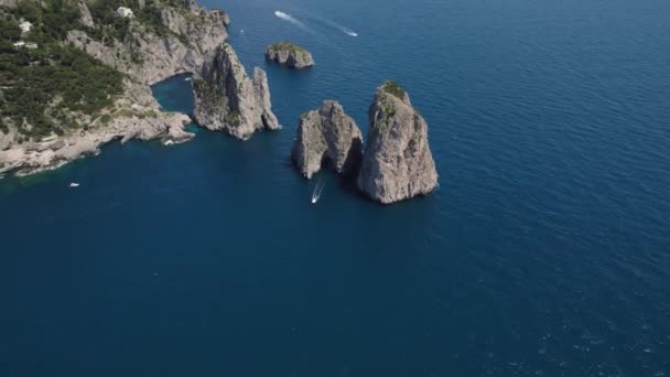 Napoli Körfezi Engebeli Capri Kıyısındaki Ikonik Deniz Yığınları Faraglioni — Stok video