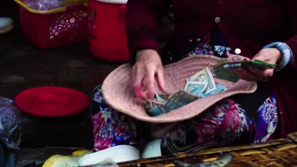 Scena Strada Vietnamita Donna Che Conta Soldi All Interno Cappellone — Video Stock