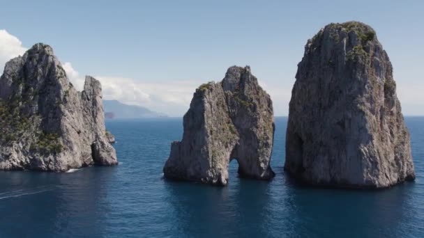 Низкая Воздушная Масса Известняка Фаральони Побережье Капри — стоковое видео