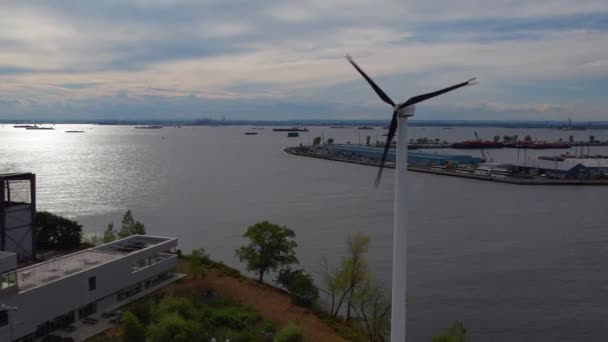 Vzdušný Pohled Větrnou Turbínu Která Točí Zamračeném Odpoledni Drone Kamera — Stock video