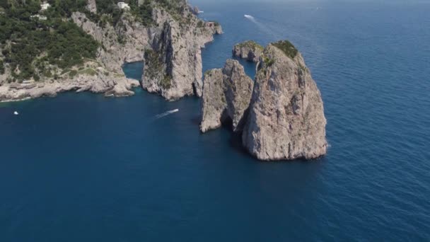 Простые Скалы Впечатляющими Морскими Стеками Фаральони Воздушная Линия Побережья Капри — стоковое видео