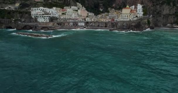 Ακτή Αμάλφι Στην Ιταλία Δίπλα Στη Μεσόγειο Θάλασσα Πολύχρωμα Σπίτια — Αρχείο Βίντεο
