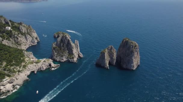 劇的なカプリ海岸線 ファラリオーニの航空ビューに沿ってボートの交通 — ストック動画