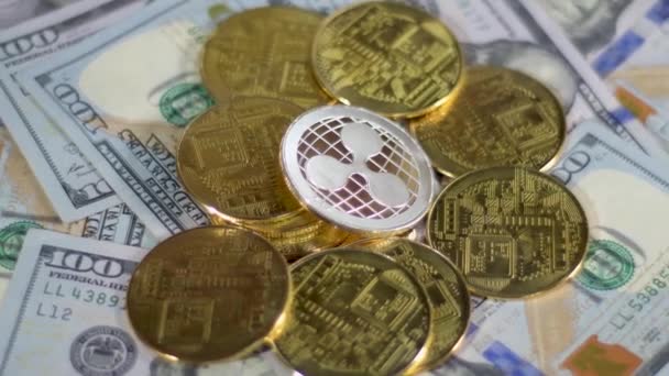 Criptomoneda Onda Xrp Altcoin Monedas Reales Que Yacen Billetes Dólar — Vídeo de stock