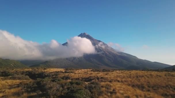 Volando Través Campo Hacia Una Montaña Que Está Parcialmente Envuelta — Vídeos de Stock