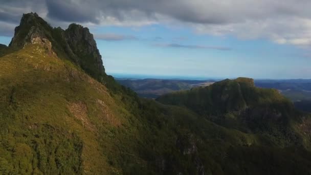 Rückwärts Vom Gipfel Der Zinnen Den Wald Unten — Stockvideo