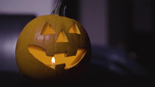 Mum Işıkları Cadılar Bayramı Nın Içinde Jack Lantern Yakın Çekim — Stok video