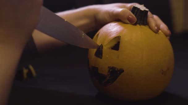 Hände Schnitzen Löcher Einem Kürbis Für Das Halloween Aus Nächster — Stockvideo