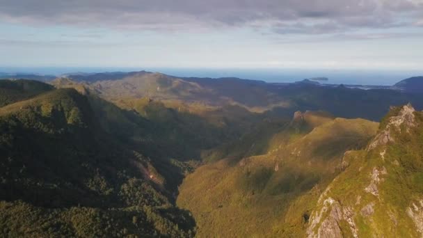 Panning Através Vale Entre Dois Picos Montanha Olhando Sobre Paisagem — Vídeo de Stock