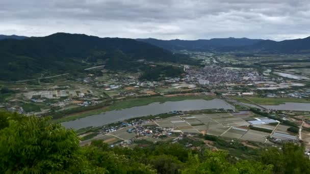 Панорамный Снимок Реки Сомджин Города Гурье Корее Окруженный Рисовыми Полями — стоковое видео