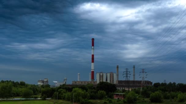 時間の経過 ワルシャワ石炭火力発電所の劇的な曇り空 — ストック動画