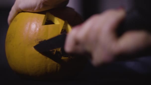 Bıçaklı Kadın Cadılar Bayramı Için Balkabağı Jack Lantern Yapıyor Yakın — Stok video