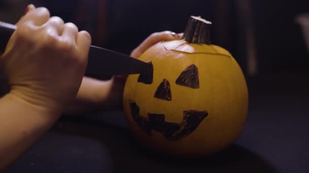 Hacka Halloween Pumpa Dekoration Och Helgdagar Koncept Närbild — Stockvideo