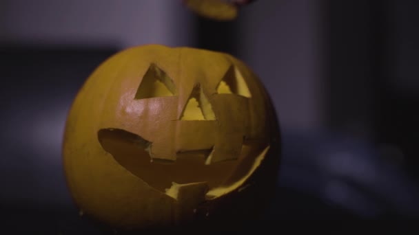 Gyertya Berakása Halloween Tökfej Közelkép — Stock videók