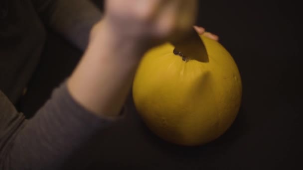 Cadılar Bayramı Için Küçük Bir Balkabağı Kesiyorum — Stok video