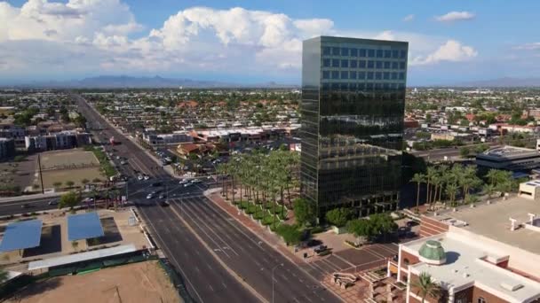 Drone Ascendiendo Junto Edificio Oficinas Gran Altura Con Ventanas Reflectantes — Vídeos de Stock