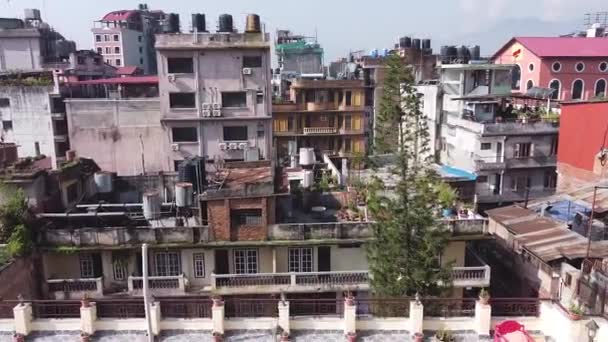无人机在尼泊尔加德满都的高楼上空低空飞行 人口过剩概念 — 图库视频影像