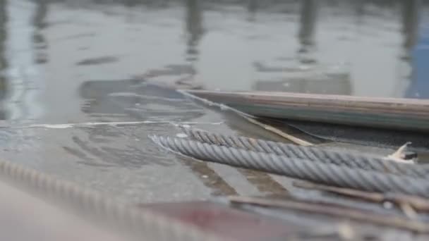 Cable Alambre Visto Entrando Saliendo Del Agua Astillero — Vídeos de Stock