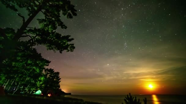 Luna Saliendo Una Noche Estrellada Colores Aurora Boreal Cielo Lapso — Vídeos de Stock
