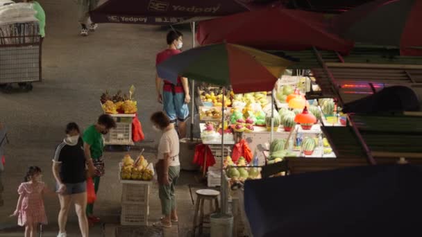 传统的夜市黄昏时分 街头摊贩出售新鲜有机食品 — 图库视频影像