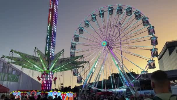 Populaire Kleurrijke Kroon Reuzenrad Levendige Skyflyer Tegen Prachtige Zonsondergang Stralende — Stockvideo