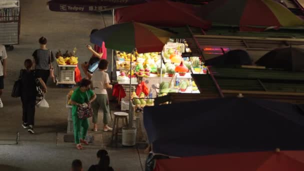 Marché Nuit Chinois Avec Vendeur Arbres Vendant Des Collations Exotiques — Video