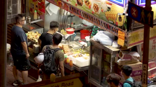 在夜市销售传统亚洲食品的街头小贩 — 图库视频影像