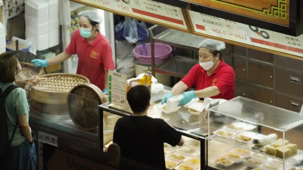 Vendedor Rua Vendendo Alimentos Para Levar Área Metropolitana Chinesa Asiática — Vídeo de Stock