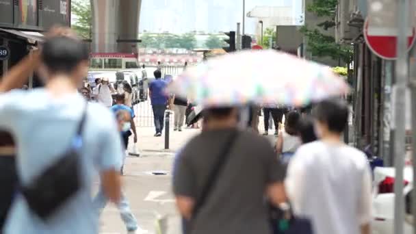 ビクトリア 2022年8月3日 道路を歩く市民の動き 人々の日々の仕事です 忙しい通りと賑やかな人口 傘やマスクを使う人もいます 4Kビデオ — ストック動画