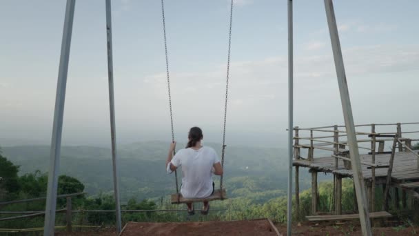 Человек Использует Качели Видом Холмистый Пейзаж Таиланде Сзади — стоковое видео