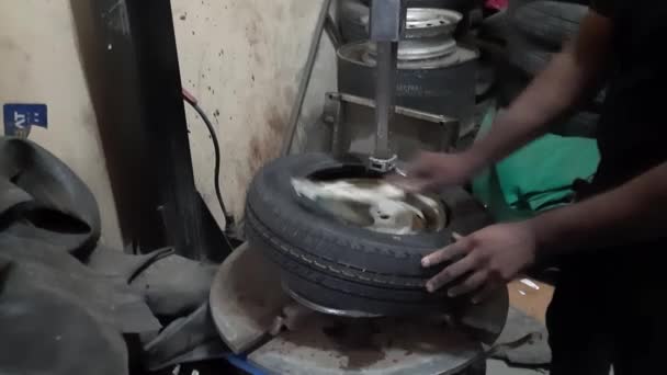 Technician Changing Tire Tire Car Service Center Professional Car Tire — Stock Video