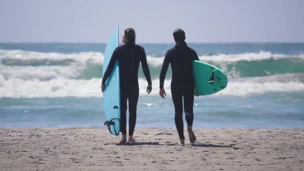 Dos Surfistas Blancos Caminan Playa Hacia Océano Pacífico Día Soleado — Vídeos de Stock