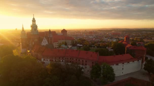 Vista Aérea Ascendente Tremenda Iluminación Del Castillo Real Wawel Durante — Vídeo de stock