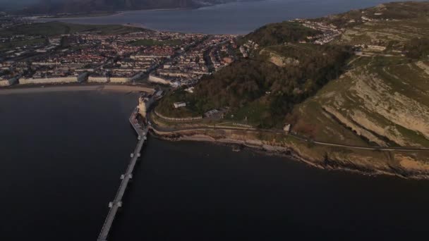 Vliegtuig Drone Vlucht Great Orme Llandudno Wales Toont Lange Pier — Stockvideo