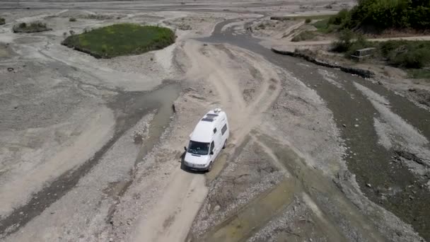 งแคมป บรถบนถนนกรวด Unpaved ใกล าเล แนวค ดการผจญภ นหย — วีดีโอสต็อก