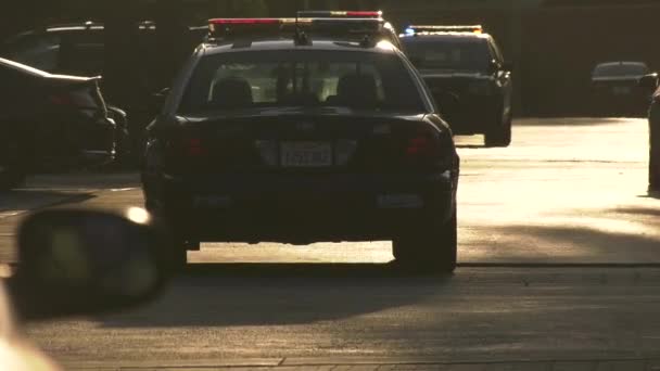 Politie Auto Komen Naar Statische Scène — Stockvideo