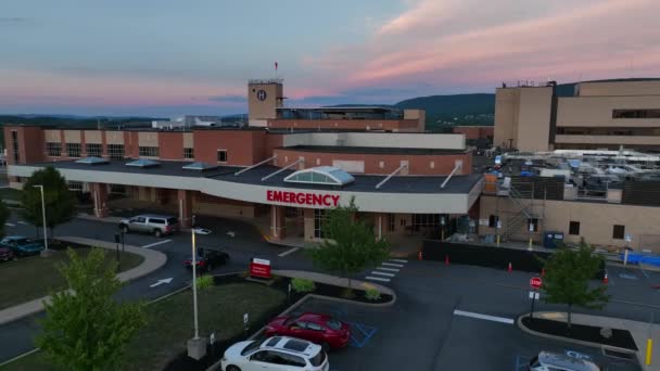 Nittany Lion Medical Center Sairaala Ambulanssin Hätäsisäänkäynti — kuvapankkivideo