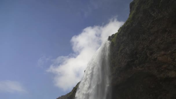 Seljalandsfoss Watervallen Ijsland Met Wolken Video Naar Beneden Kantelen — Stockvideo