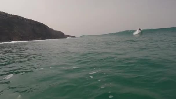 ポルトガルのエリセイラ海岸線でパワーオーシャン波でサーフィンをサーフィン 火の中のゴプロ — ストック動画
