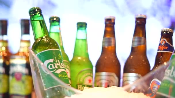 Μπουκάλια Λικέρ Τοποθετούνται Κουβάδες Πάγου Closeup Προβολή Ένα Πάρτι Κρουαζιέρας — Αρχείο Βίντεο