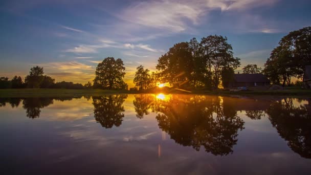 Timelapse Toma Hermosa Puesta Sol Sobre Cabañas Madera Junto Lago — Vídeos de Stock