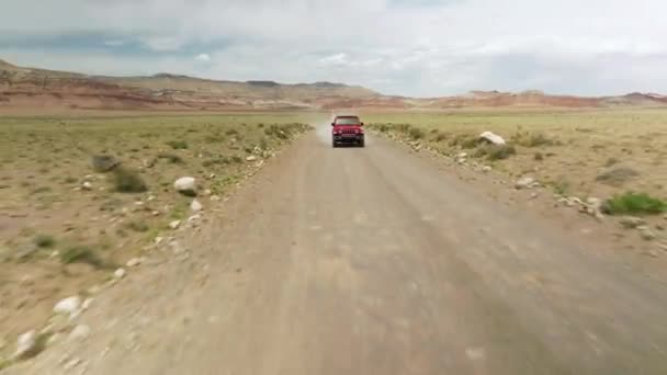 Κόκκινο Jeep Wrangler Οδήγηση Μέσω Dusty Dirt Road Desert Στη — Αρχείο Βίντεο